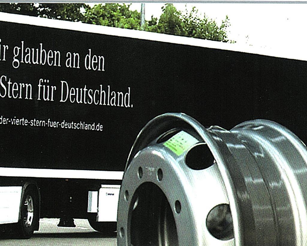 Finished tubeless steel truck wheel with one-piece 15° drop-centre rim