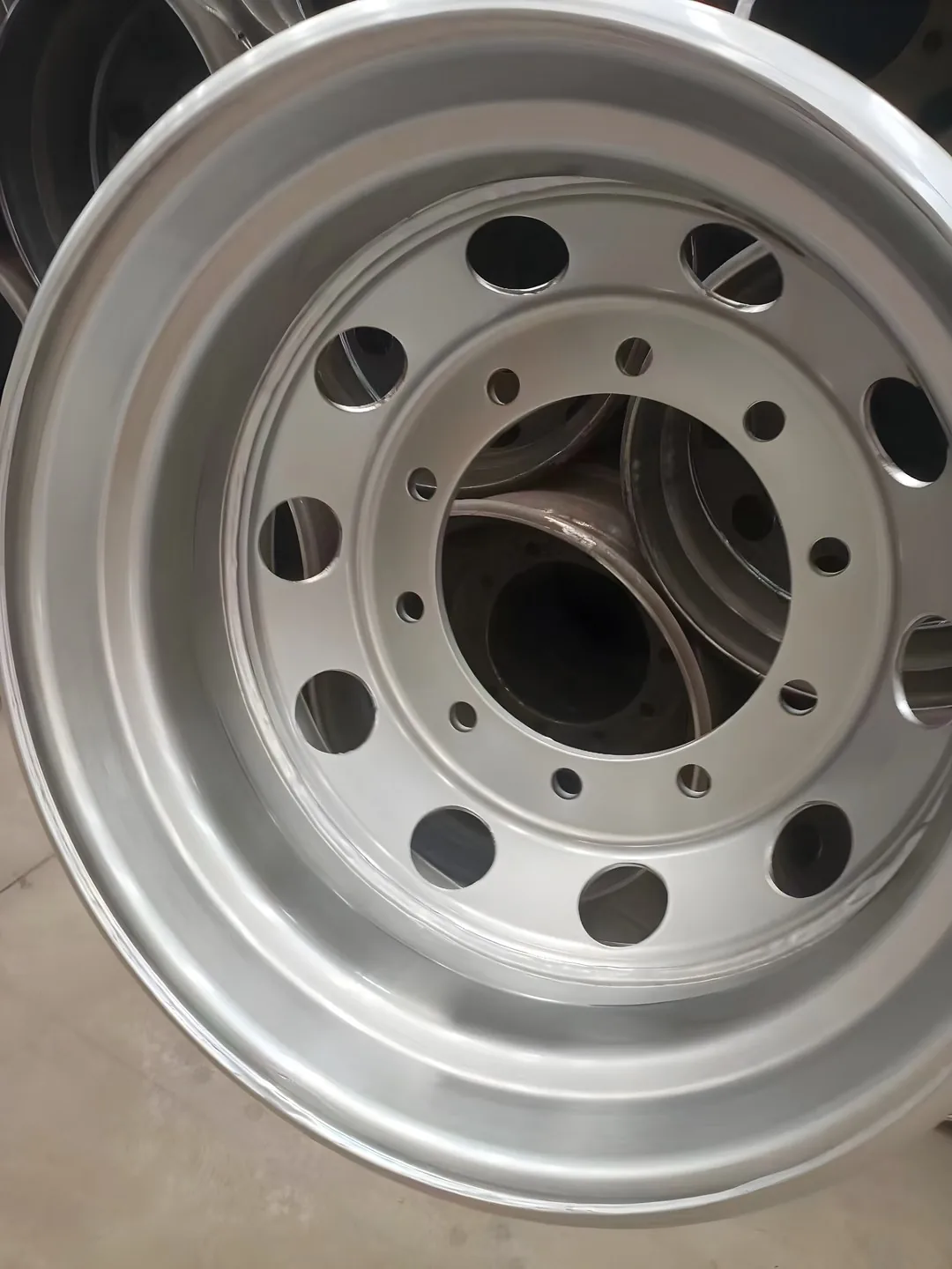 Rim flange and bead seat of a 15°DC tubeless truck steel wheel